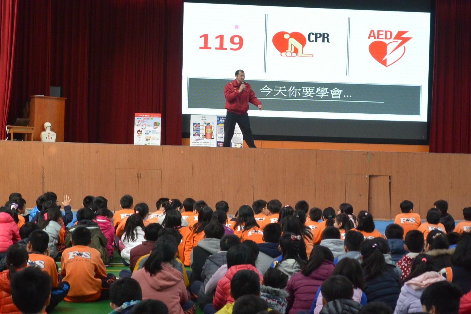 龜山消防隊到校進行四五六年級學生CPR學理課程教學，開新視窗